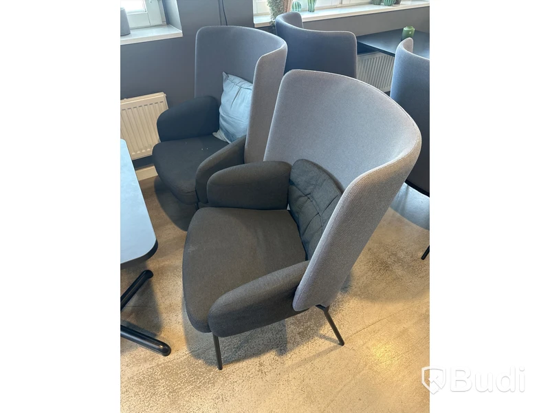 3 st. Fåtöljer samt 2 st. cafébord