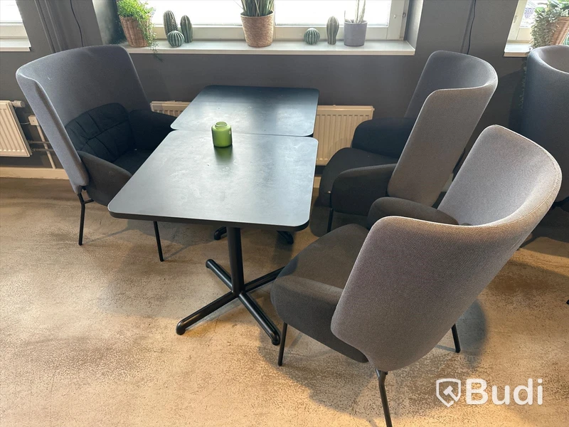 3 st. Fåtöljer samt 2 st. cafébord