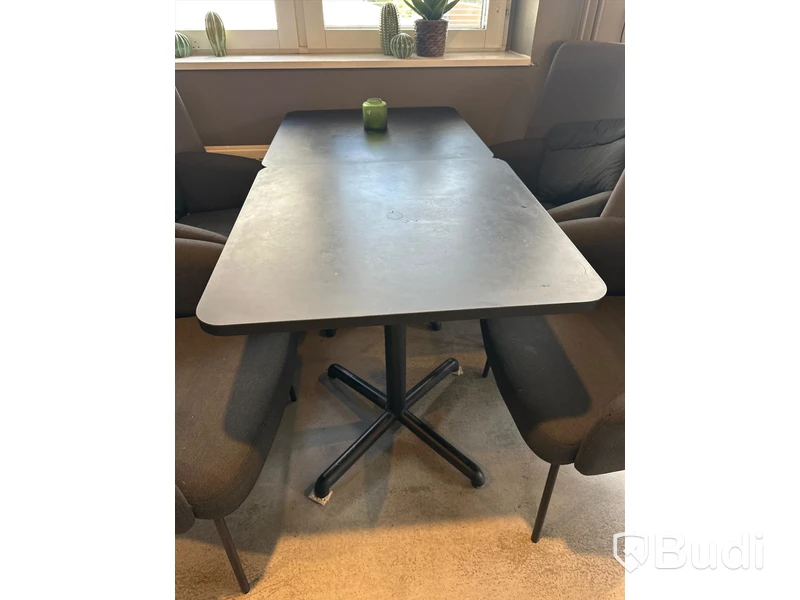 4 st. Fåtöljer samt 2 st. cafébord