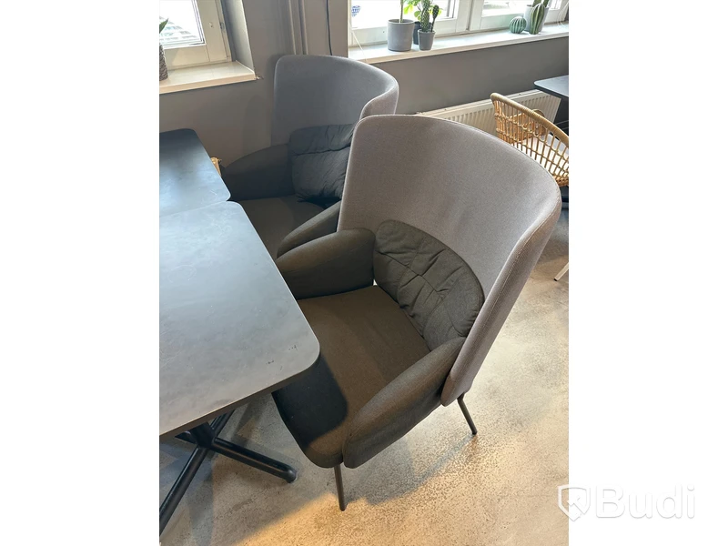 4 st. Fåtöljer samt 2 st. cafébord