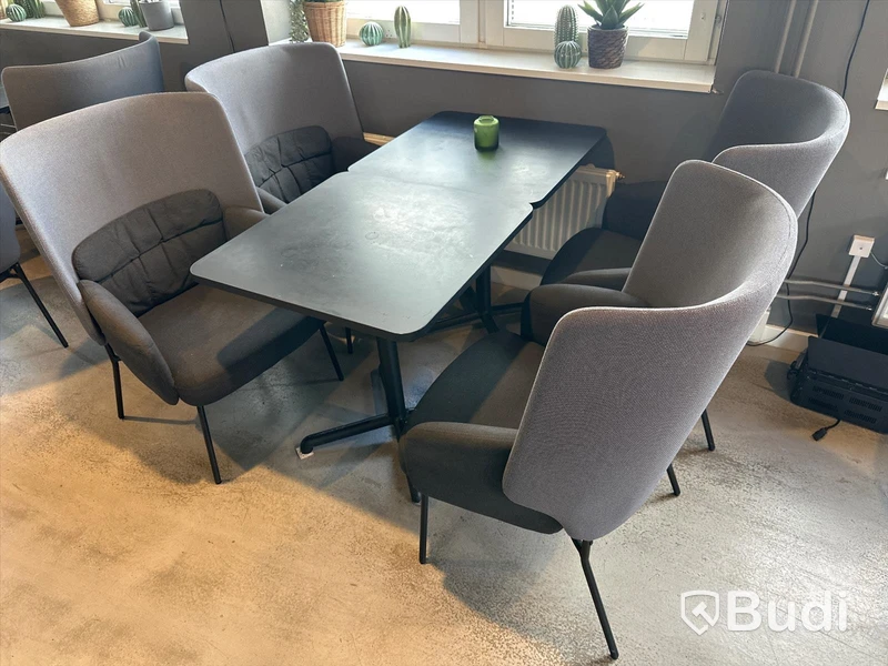 4 st. Fåtöljer samt 2 st. cafébord