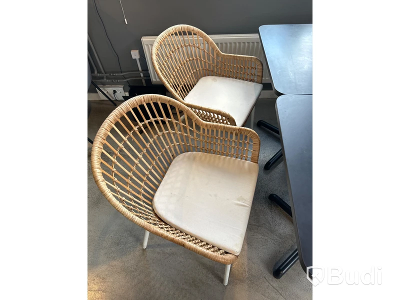 2 st. Cafébord, 2 st. Stolar, taklampa samt soffa