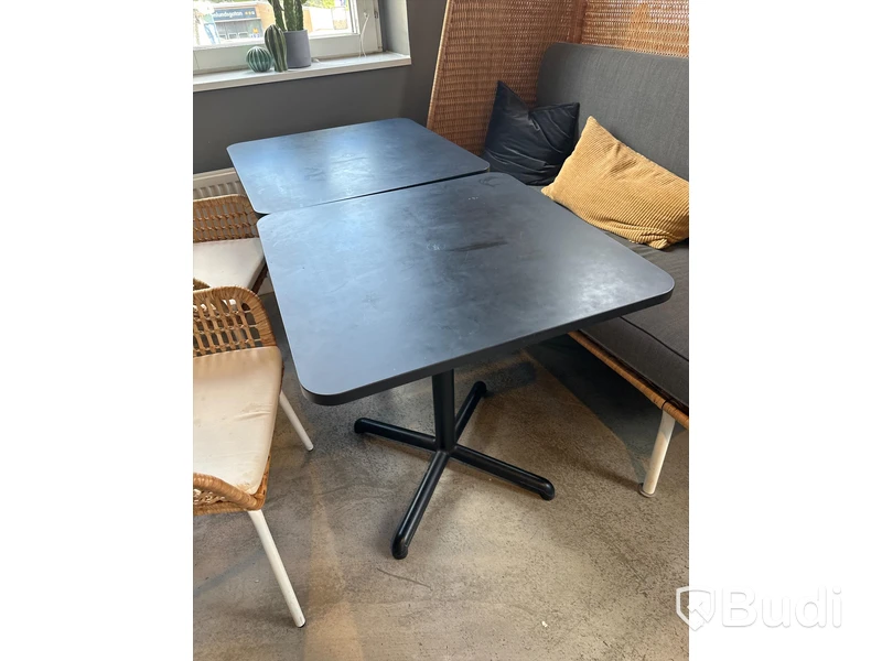 2 st. Cafébord, 2 st. Stolar, taklampa samt soffa