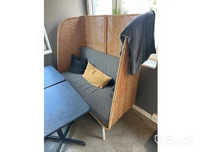 2 st. Cafébord, 2 st. Stolar, taklampa samt soffa