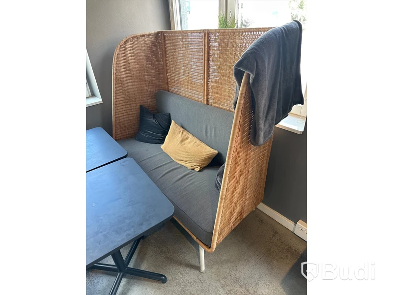 2 st. Cafébord, 2 st. Stolar, taklampa samt soffa