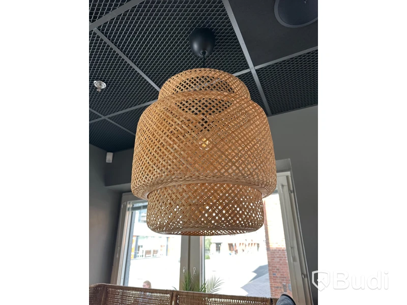 2 st. Cafébord, 2 st. Stolar, taklampa samt soffa