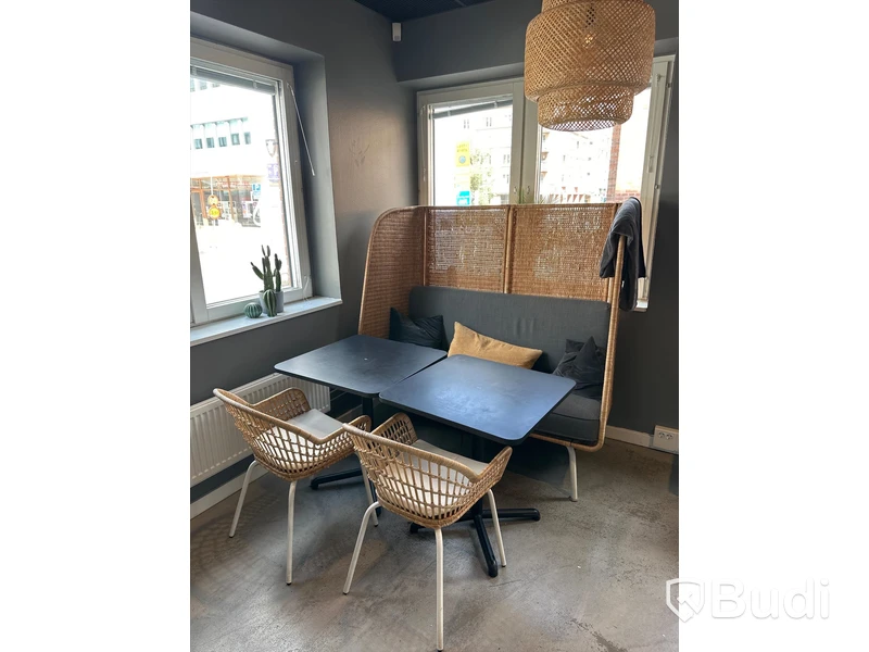 2 st. Cafébord, 2 st. Stolar, taklampa samt soffa