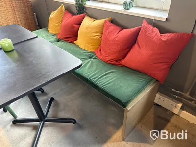 2 st cafébord, stol samt sittbänk med kuddar
