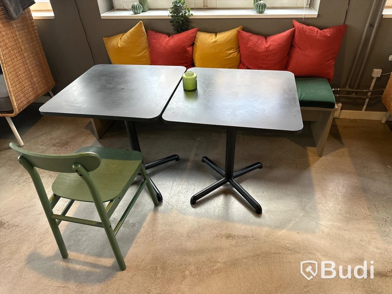 2 st cafébord, stol samt sittbänk med kuddar