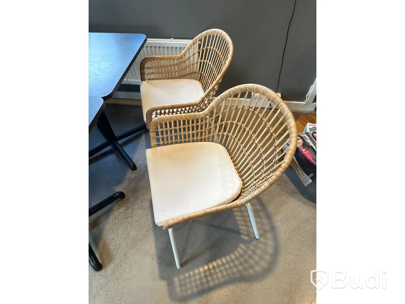 2 st. Cafébord, 2 st. Stolar, taklampa samt soffa