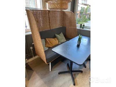 2 st. Cafébord, 2 st. Stolar, taklampa samt soffa