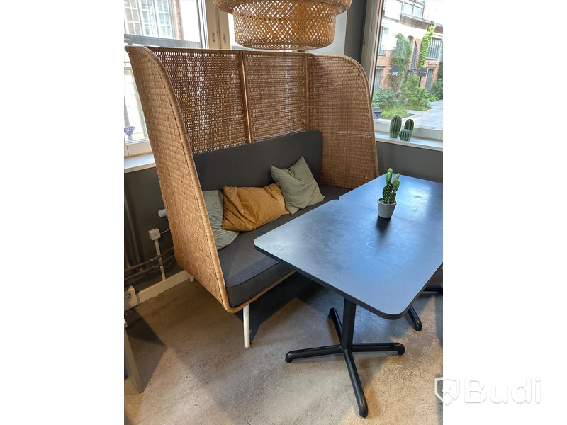 2 st. Cafébord, 2 st. Stolar, taklampa samt soffa