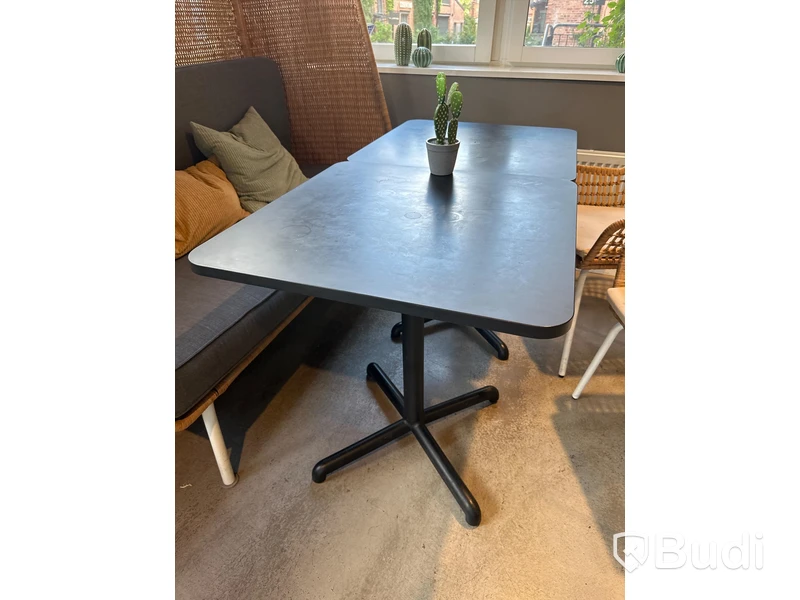 2 st. Cafébord, 2 st. Stolar, taklampa samt soffa