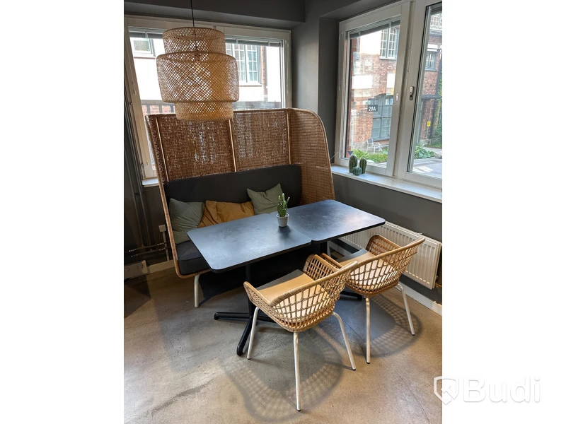 2 st. Cafébord, 2 st. Stolar, taklampa samt soffa