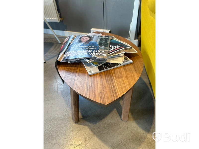Fåtölj samt litet bord