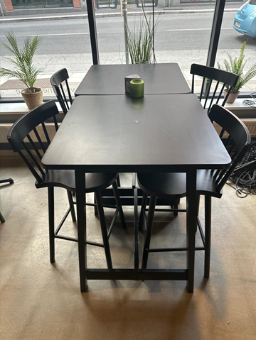 2 st. Höga cafébord samt 4 st. Stolar 