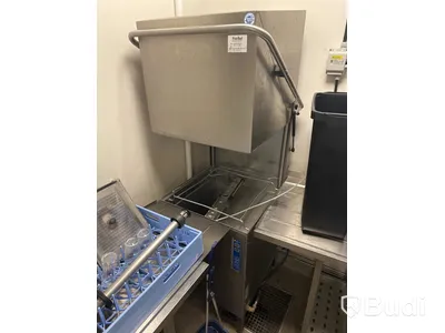 Diskmaskinsrum inkl. Backdiskmaskin, in och utmatningsbänk med ho samt rostfria hyllor