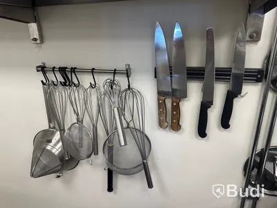 Rostfria hyllor med diverse kantiner och andra kökredskap