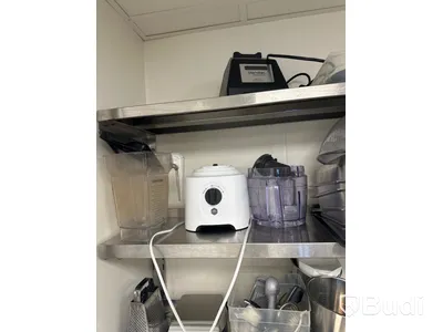 Rostfria hyllor med diverse kantiner och andra kökredskap