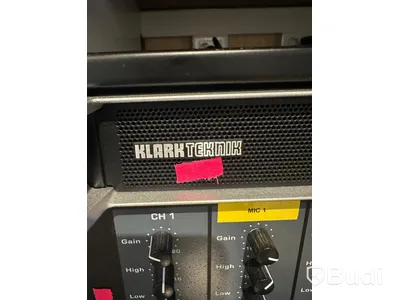 Rack med diverse ljudutrustning