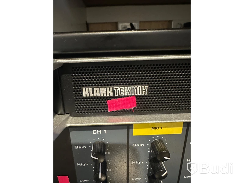 Rack med diverse ljudutrustning