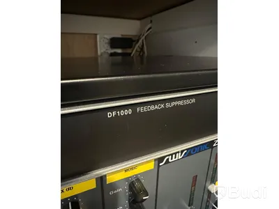 Rack med diverse ljudutrustning
