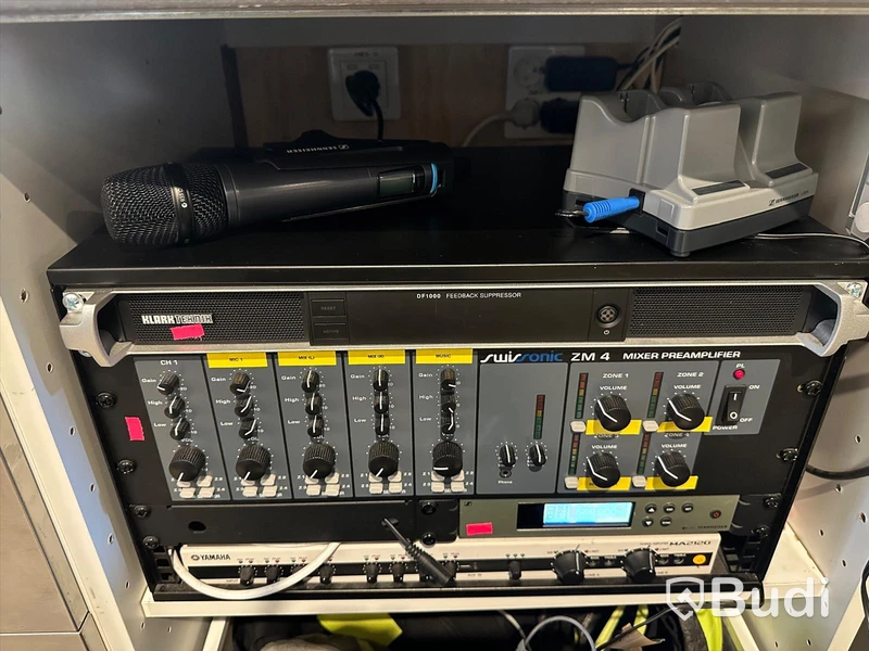 Rack med diverse ljudutrustning
