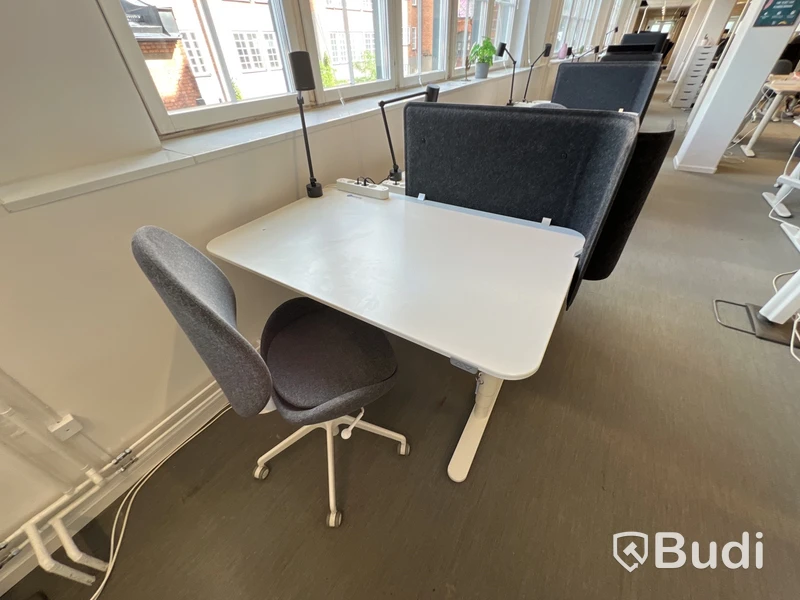 2 st höj- och sänkbara bord bekant ikea, 2 st kontorsstolar, 2 lampor och 2 väggskärmar