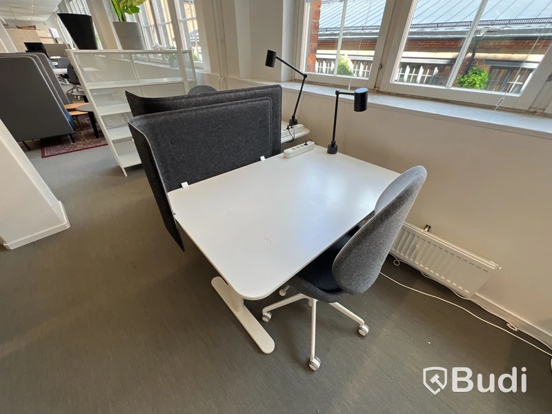 2 st höj- och sänkbara bord bekant ikea, 2 st kontorsstolar, 2 lampor och 2 väggskärmar