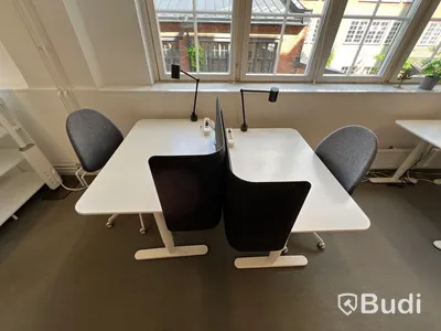 2 st höj- och sänkbara bord bekant ikea, 2 st kontorsstolar, 2 lampor och 2 väggskärmar