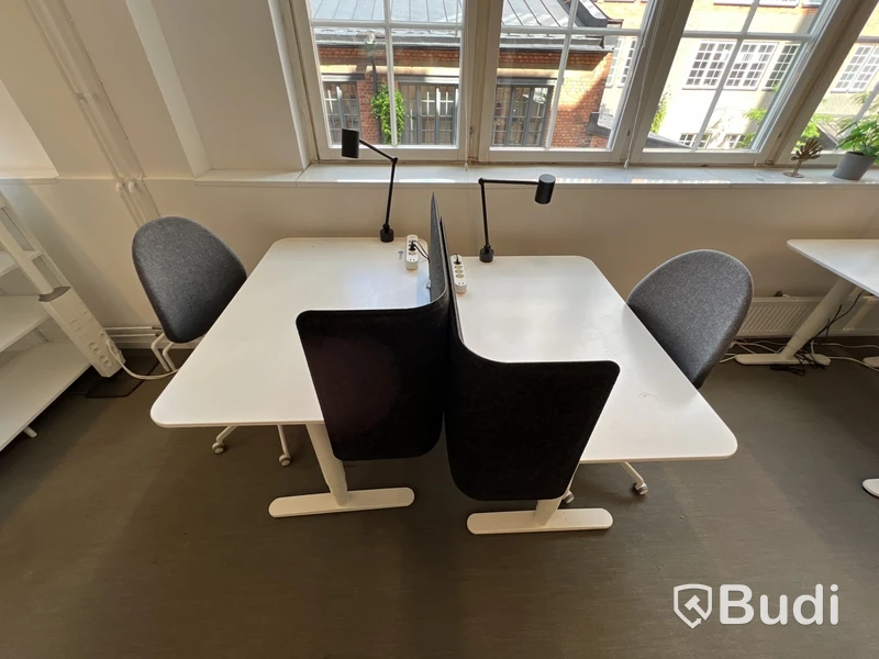 2 st höj- och sänkbara bord bekant ikea, 2 st kontorsstolar, 2 lampor och 2 väggskärmar