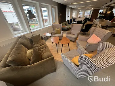 3 st bord, 1 matta, 1 soffa, 4 st fåtöljer och 1 lamps