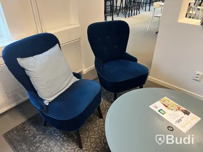 4 fåtöljer, 1 bord och 1 matta