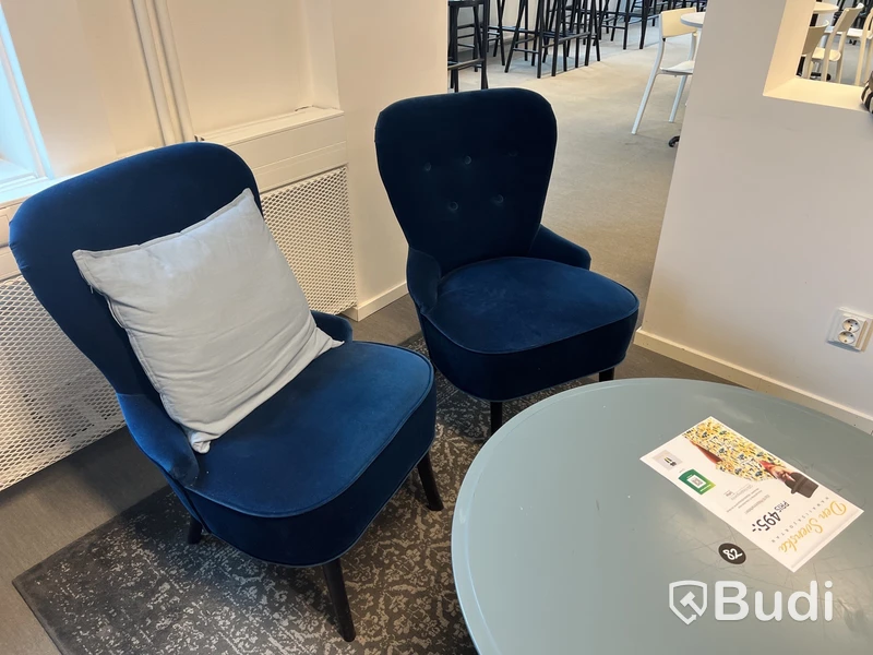 4 fåtöljer, 1 bord och 1 matta