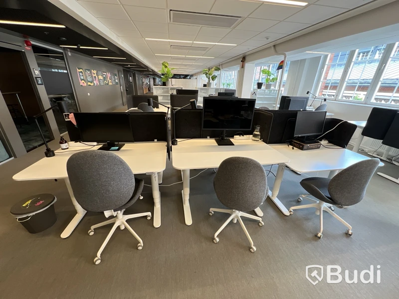 6 st höj-och sänkbara bord bekant ikea, 6 st kontorsstolar, 4 st lampor och 6 st skärmväggar