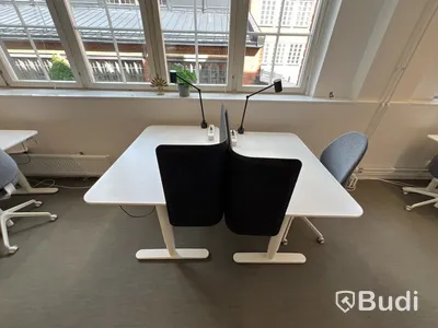 2 st höj- och sänkbara bord bekant ikea, 1 st kontorsstol, 2 lampor och 2 väggskärmar
