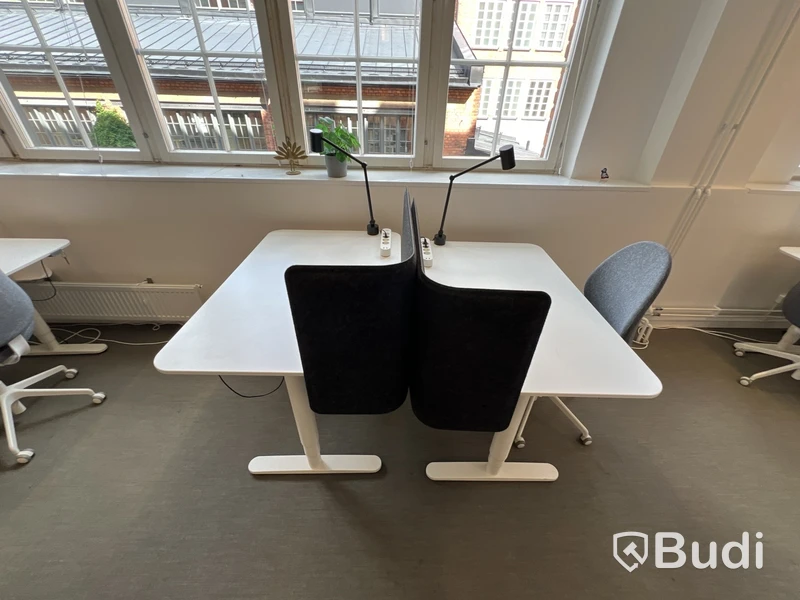 2 st höj- och sänkbara bord bekant ikea, 1 st kontorsstol, 2 lampor och 2 väggskärmar