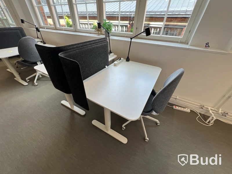 2 st höj- och sänkbara bord bekant ikea, 1 st kontorsstol, 2 lampor och 2 väggskärmar