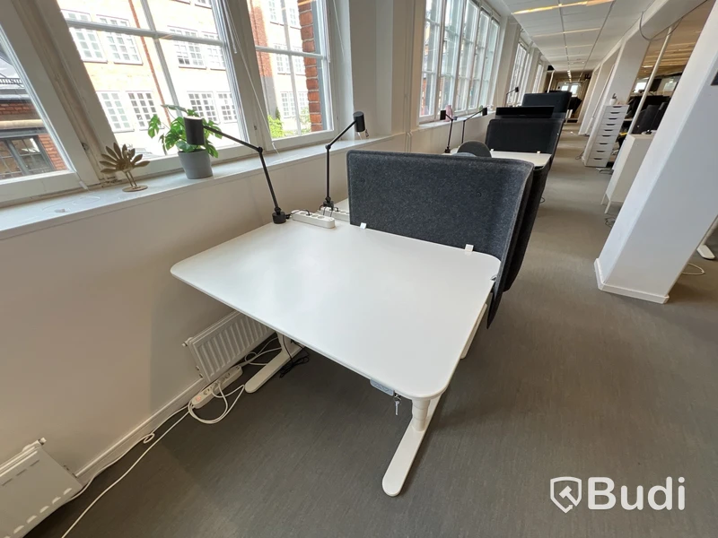2 st höj- och sänkbara bord bekant ikea, 1 st kontorsstol, 2 lampor och 2 väggskärmar