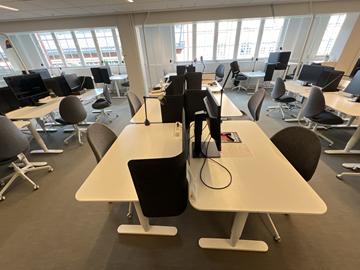 6 st höj-och sänkbara bord bekant ikea, 4 st kontorsstolar, 3 lampor, 1 hurts och 5 st skärmväggar 
