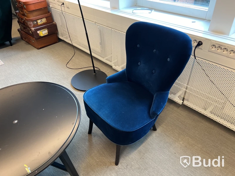 2 st bord, 1 fåtölj, 1 lampa och 1 plastväxt