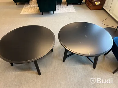 2 st bord, 1 fåtölj, 1 lampa och 1 plastväxt