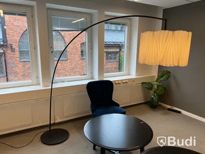 2 st bord, 1 fåtölj, 1 lampa och 1 plastväxt