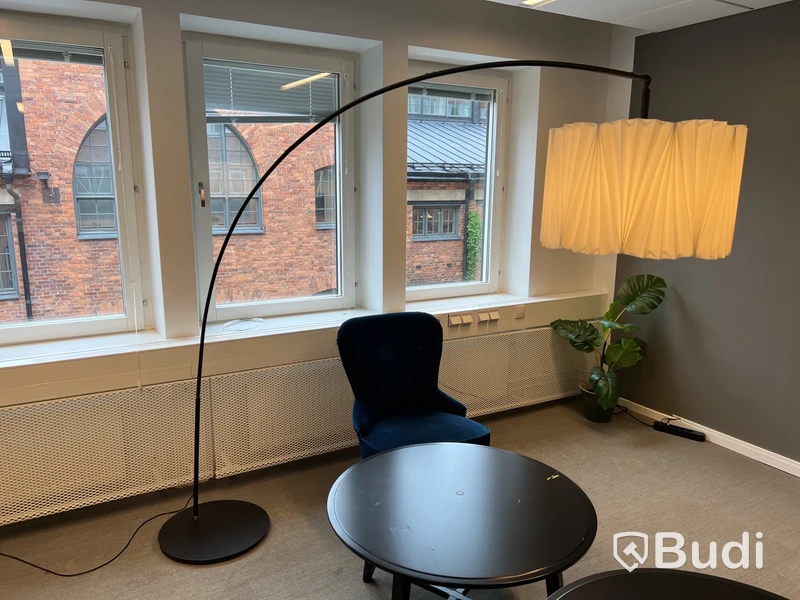 2 st bord, 1 fåtölj, 1 lampa och 1 plastväxt