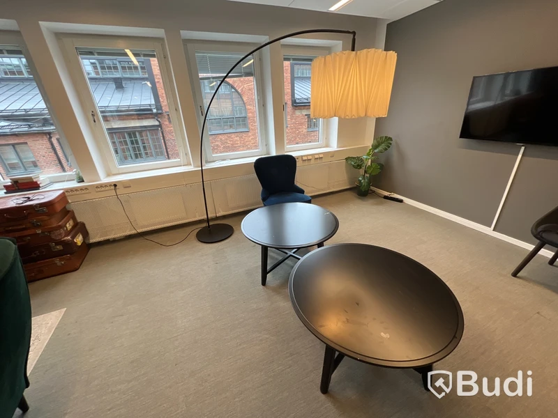2 st bord, 1 fåtölj, 1 lampa och 1 plastväxt