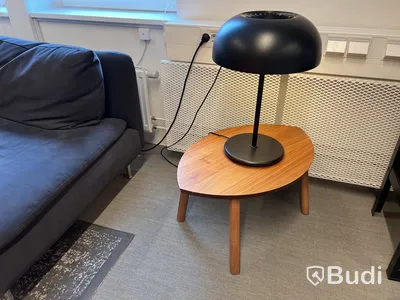 2 st fåtöljer, 2 st soffor, 1 st matta, 2 st småbord, 2 st runda bord och 1 st lampa
