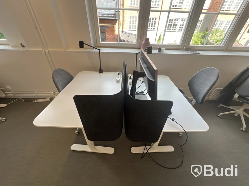 2 st höj- och sänkbara bord bekant ikea, 2 st kontorsstolar, 2 lampor och 2 väggskärmar