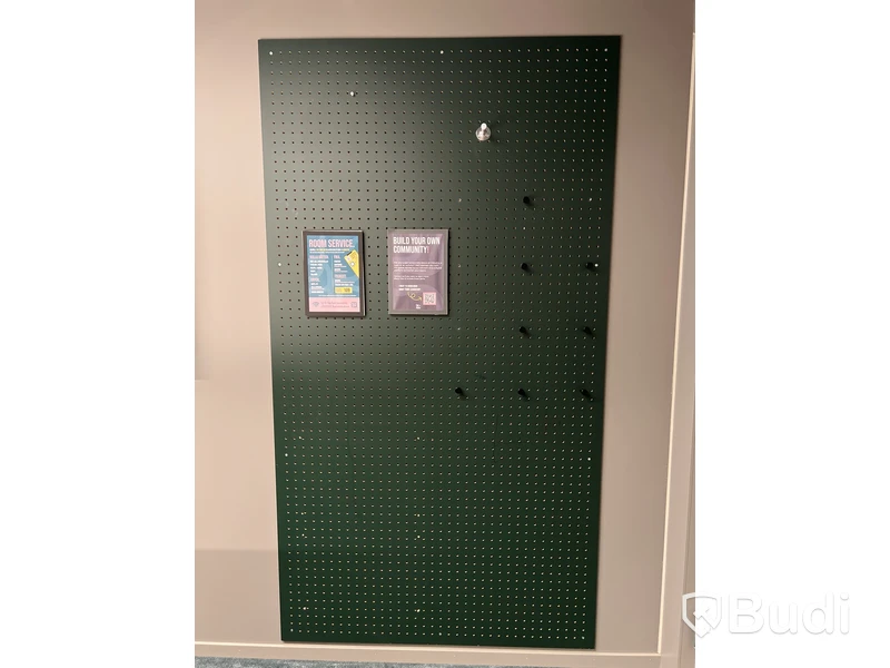 2 bord på hjul, 7 st höj- och sänkbara pallar, 1 serveringsvagn och 1 tavla
