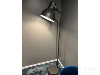 2 st fåtöljer, 1 bord, 1 st fotpall, 2 st gardiner och 1 st lampa
