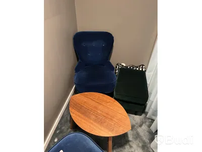 2 st fåtöljer, 1 bord, 1 st fotpall, 2 st gardiner och 1 st lampa